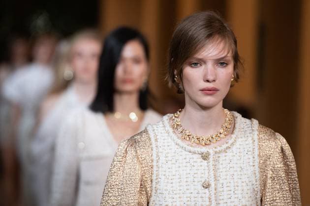 Chanel Cruise 2025 Fashion Show - Runway A model walks the runway at the Chanel Cruise 2025 fashion show at Villa D Este in Como, Italy, on April 29, 2025. Photo by Aurore Marechal ABACAPRESS.COM Como Italy  Copyright: xMarechalxAurore ABACAx