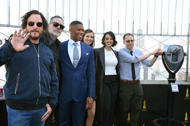 Entertainment Themen der Woche KW18 Bilder des Jahres 2025, Entertainment 04 April Entertainment Bilder des Tages NEW YORK, NY: APRIL 29: Kim Coates, Jeffrey Dean Morgan, Gaius Charles, Lauren Cohan, Dascha Polanco and Scott M. Gimple pictured as The cast of AMCÕs The Walking Dead: Dead City visit the Empire State Building Ahead of the Season Two Premiere on April 29, 2025 in New York City. Copyright: xMediaPunchx
