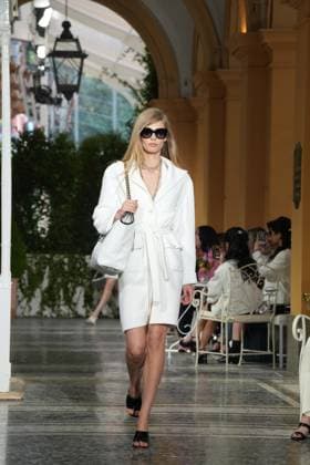 CHANEL Cruise Lago di Como 2025 2026 Runway A model walks the runway at the Chanel Cruise 2025 fashion show at Villa D Este on April 29, 2025 in Como, Italy Photo by Lucia Sabatelli Bestimage Como Italie  Copyright: xLuciaxSabatellix xBestimagexLuciaxSabatellix xBestimagex