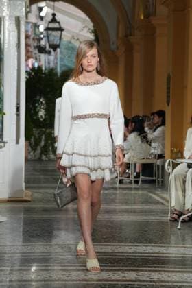 CHANEL Cruise Lago di Como 2025 2026 Runway A model walks the runway at the Chanel Cruise 2025 fashion show at Villa D Este on April 29, 2025 in Como, Italy Photo by Lucia Sabatelli Bestimage Como Italie  Copyright: xLuciaxSabatellix xBestimagexLuciaxSabatellix xBestimagex