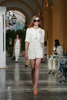 CHANEL Cruise Lago di Como 2025 2026 Runway A model walks the runway at the Chanel Cruise 2025 fashion show at Villa D Este on April 29, 2025 in Como, Italy Photo by Lucia Sabatelli Bestimage Como Italie  Copyright: xLuciaxSabatellix xBestimagexLuciaxSabatellix xBestimagex