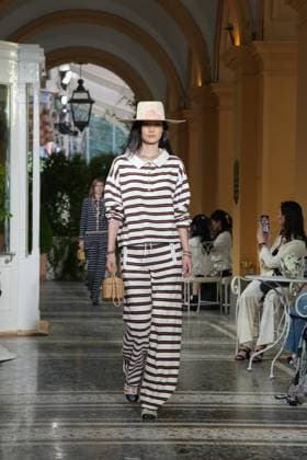 CHANEL Cruise Lago di Como 2025 2026 Runway A model walks the runway at the Chanel Cruise 2025 fashion show at Villa D Este on April 29, 2025 in Como, Italy Photo by Lucia Sabatelli Bestimage Como Italie  Copyright: xLuciaxSabatellix xBestimagexLuciaxSabatellix xBestimagex