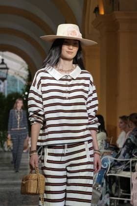 CHANEL Cruise Lago di Como 2025 2026 Runway A model walks the runway at the Chanel Cruise 2025 fashion show at Villa D Este on April 29, 2025 in Como, Italy Photo by Lucia Sabatelli Bestimage Como Italie  Copyright: xLuciaxSabatellix xBestimagexLuciaxSabatellix xBestimagex
