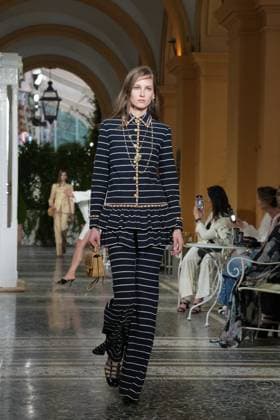 CHANEL Cruise Lago di Como 2025 2026 Runway A model walks the runway at the Chanel Cruise 2025 fashion show at Villa D Este on April 29, 2025 in Como, Italy Photo by Lucia Sabatelli Bestimage Como Italie  Copyright: xLuciaxSabatellix xBestimagexLuciaxSabatellix xBestimagex