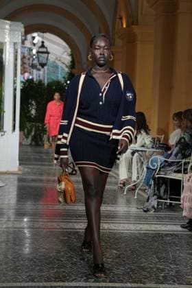 CHANEL Cruise Lago di Como 2025 2026 Runway A model walks the runway at the Chanel Cruise 2025 fashion show at Villa D Este on April 29, 2025 in Como, Italy Photo by Lucia Sabatelli Bestimage Como Italie  Copyright: xLuciaxSabatellix xBestimagexLuciaxSabatellix xBestimagex