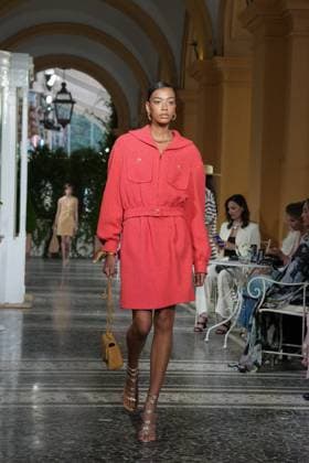 CHANEL Cruise Lago di Como 2025 2026 Runway A model walks the runway at the Chanel Cruise 2025 fashion show at Villa D Este on April 29, 2025 in Como, Italy Photo by Lucia Sabatelli Bestimage Como Italie  Copyright: xLuciaxSabatellix xBestimagexLuciaxSabatellix xBestimagex