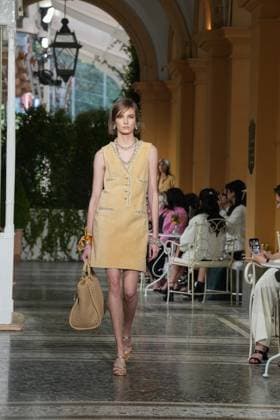 CHANEL Cruise Lago di Como 2025 2026 Runway A model walks the runway at the Chanel Cruise 2025 fashion show at Villa D Este on April 29, 2025 in Como, Italy Photo by Lucia Sabatelli Bestimage Como Italie  Copyright: xLuciaxSabatellix xBestimagexLuciaxSabatellix xBestimagex