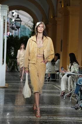 CHANEL Cruise Lago di Como 2025 2026 Runway A model walks the runway at the Chanel Cruise 2025 fashion show at Villa D Este on April 29, 2025 in Como, Italy Photo by Lucia Sabatelli Bestimage Como Italie  Copyright: xLuciaxSabatellix xBestimagexLuciaxSabatellix xBestimagex