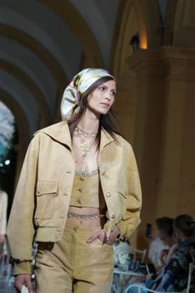 CHANEL Cruise Lago di Como 2025 2026 Runway A model walks the runway at the Chanel Cruise 2025 fashion show at Villa D Este on April 29, 2025 in Como, Italy Photo by Lucia Sabatelli Bestimage Como Italie  Copyright: xLuciaxSabatellix xBestimagexLuciaxSabatellix xBestimagex