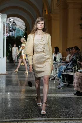 CHANEL Cruise Lago di Como 2025 2026 Runway A model walks the runway at the Chanel Cruise 2025 fashion show at Villa D Este on April 29, 2025 in Como, Italy Photo by Lucia Sabatelli Bestimage Como Italie  Copyright: xLuciaxSabatellix xBestimagexLuciaxSabatellix xBestimagex