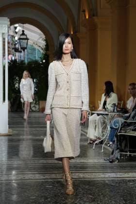 CHANEL Cruise Lago di Como 2025 2026 Runway A model walks the runway at the Chanel Cruise 2025 fashion show at Villa D Este on April 29, 2025 in Como, Italy Photo by Lucia Sabatelli Bestimage Como Italie  Copyright: xLuciaxSabatellix xBestimagexLuciaxSabatellix xBestimagex