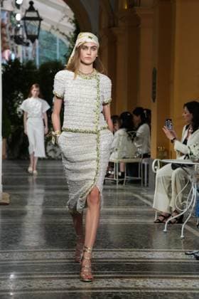 CHANEL Cruise Lago di Como 2025 2026 Runway A model walks the runway at the Chanel Cruise 2025 fashion show at Villa D Este on April 29, 2025 in Como, Italy Photo by Lucia Sabatelli Bestimage Como Italie  Copyright: xLuciaxSabatellix xBestimagexLuciaxSabatellix xBestimagex