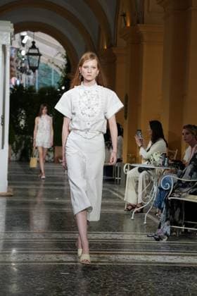 CHANEL Cruise Lago di Como 2025 2026 Runway A model walks the runway at the Chanel Cruise 2025 fashion show at Villa D Este on April 29, 2025 in Como, Italy Photo by Lucia Sabatelli Bestimage Como Italie  Copyright: xLuciaxSabatellix xBestimagexLuciaxSabatellix xBestimagex