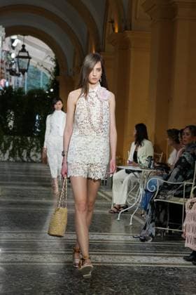 CHANEL Cruise Lago di Como 2025 2026 Runway A model walks the runway at the Chanel Cruise 2025 fashion show at Villa D Este on April 29, 2025 in Como, Italy Photo by Lucia Sabatelli Bestimage Como Italie  Copyright: xLuciaxSabatellix xBestimagexLuciaxSabatellix xBestimagex