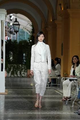 CHANEL Cruise Lago di Como 2025 2026 Runway A model walks the runway at the Chanel Cruise 2025 fashion show at Villa D Este on April 29, 2025 in Como, Italy Photo by Lucia Sabatelli Bestimage Como Italie  Copyright: xLuciaxSabatellix xBestimagexLuciaxSabatellix xBestimagex