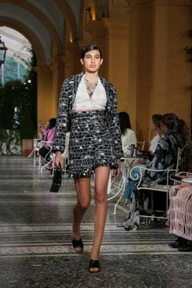 CHANEL Cruise Lago di Como 2025 2026 Runway A model walks the runway at the Chanel Cruise 2025 fashion show at Villa D Este on April 29, 2025 in Como, Italy Photo by Lucia Sabatelli Bestimage Como Italie  Copyright: xLuciaxSabatellix xBestimagexLuciaxSabatellix xBestimagex