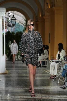 CHANEL Cruise Lago di Como 2025 2026 Runway A model walks the runway at the Chanel Cruise 2025 fashion show at Villa D Este on April 29, 2025 in Como, Italy Photo by Lucia Sabatelli Bestimage Como Italie  Copyright: xLuciaxSabatellix xBestimagexLuciaxSabatellix xBestimagex