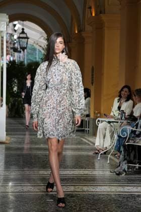 CHANEL Cruise Lago di Como 2025 2026 Runway A model walks the runway at the Chanel Cruise 2025 fashion show at Villa D Este on April 29, 2025 in Como, Italy Photo by Lucia Sabatelli Bestimage Como Italie  Copyright: xLuciaxSabatellix xBestimagexLuciaxSabatellix xBestimagex