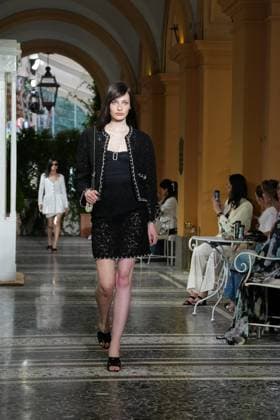 CHANEL Cruise Lago di Como 2025 2026 Runway A model walks the runway at the Chanel Cruise 2025 fashion show at Villa D Este on April 29, 2025 in Como, Italy Photo by Lucia Sabatelli Bestimage Como Italie  Copyright: xLuciaxSabatellix xBestimagexLuciaxSabatellix xBestimagex