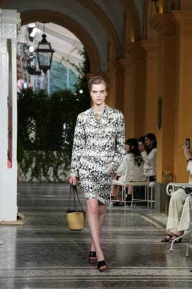 CHANEL Cruise Lago di Como 2025 2026 Runway A model walks the runway at the Chanel Cruise 2025 fashion show at Villa D Este on April 29, 2025 in Como, Italy Photo by Lucia Sabatelli Bestimage Como Italie  Copyright: xLuciaxSabatellix xBestimagexLuciaxSabatellix xBestimagex