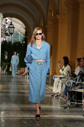CHANEL Cruise Lago di Como 2025 2026 Runway A model walks the runway at the Chanel Cruise 2025 fashion show at Villa D Este on April 29, 2025 in Como, Italy Photo by Lucia Sabatelli Bestimage Como Italie  Copyright: xLuciaxSabatellix xBestimagexLuciaxSabatellix xBestimagex