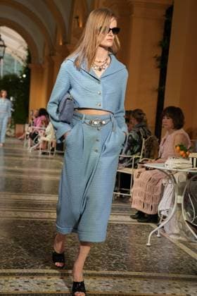 CHANEL Cruise Lago di Como 2025 2026 Runway A model walks the runway at the Chanel Cruise 2025 fashion show at Villa D Este on April 29, 2025 in Como, Italy Photo by Lucia Sabatelli Bestimage Como Italie  Copyright: xLuciaxSabatellix xBestimagexLuciaxSabatellix xBestimagex