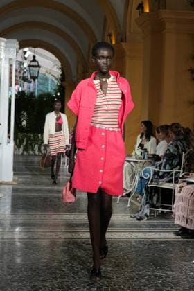 CHANEL Cruise Lago di Como 2025 2026 Runway A model walks the runway at the Chanel Cruise 2025 fashion show at Villa D Este on April 29, 2025 in Como, Italy Photo by Lucia Sabatelli Bestimage Como Italie  Copyright: xLuciaxSabatellix xBestimagexLuciaxSabatellix xBestimagex