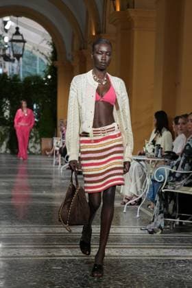 CHANEL Cruise Lago di Como 2025 2026 Runway A model walks the runway at the Chanel Cruise 2025 fashion show at Villa D Este on April 29, 2025 in Como, Italy Photo by Lucia Sabatelli Bestimage Como Italie  Copyright: xLuciaxSabatellix xBestimagexLuciaxSabatellix xBestimagex