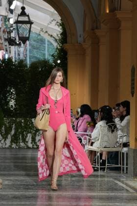 CHANEL Cruise Lago di Como 2025 2026 Runway A model walks the runway at the Chanel Cruise 2025 fashion show at Villa D Este on April 29, 2025 in Como, Italy Photo by Lucia Sabatelli Bestimage Como Italie  Copyright: xLuciaxSabatellix xBestimagexLuciaxSabatellix xBestimagex