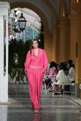 CHANEL Cruise Lago di Como 2025 2026 Runway A model walks the runway at the Chanel Cruise 2025 fashion show at Villa D Este on April 29, 2025 in Como, Italy Photo by Lucia Sabatelli Bestimage Como Italie  Copyright: xLuciaxSabatellix xBestimagexLuciaxSabatellix xBestimagex