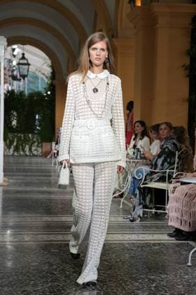 CHANEL Cruise Lago di Como 2025 2026 Runway A model walks the runway at the Chanel Cruise 2025 fashion show at Villa D Este on April 29, 2025 in Como, Italy Photo by Lucia Sabatelli Bestimage Como Italie  Copyright: xLuciaxSabatellix xBestimagexLuciaxSabatellix xBestimagex