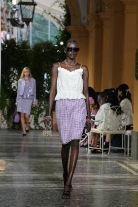 CHANEL Cruise Lago di Como 2025 2026 Runway A model walks the runway at the Chanel Cruise 2025 fashion show at Villa D Este on April 29, 2025 in Como, Italy Photo by Lucia Sabatelli Bestimage Como Italie  Copyright: xLuciaxSabatellix xBestimagexLuciaxSabatellix xBestimagex
