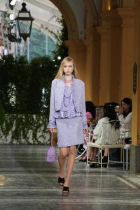CHANEL Cruise Lago di Como 2025 2026 Runway A model walks the runway at the Chanel Cruise 2025 fashion show at Villa D Este on April 29, 2025 in Como, Italy Photo by Lucia Sabatelli Bestimage Como Italie  Copyright: xLuciaxSabatellix xBestimagexLuciaxSabatellix xBestimagex