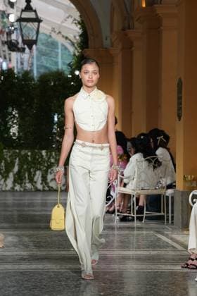 CHANEL Cruise Lago di Como 2025 2026 Runway A model walks the runway at the Chanel Cruise 2025 fashion show at Villa D Este on April 29, 2025 in Como, Italy Photo by Lucia Sabatelli Bestimage Como Italie  Copyright: xLuciaxSabatellix xBestimagexLuciaxSabatellix xBestimagex