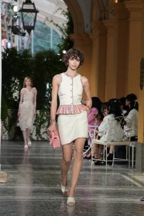 CHANEL Cruise Lago di Como 2025 2026 Runway A model walks the runway at the Chanel Cruise 2025 fashion show at Villa D Este on April 29, 2025 in Como, Italy Photo by Lucia Sabatelli Bestimage Como Italie  Copyright: xLuciaxSabatellix xBestimagexLuciaxSabatellix xBestimagex