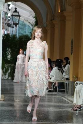 CHANEL Cruise Lago di Como 2025 2026 Runway A model walks the runway at the Chanel Cruise 2025 fashion show at Villa D Este on April 29, 2025 in Como, Italy Photo by Lucia Sabatelli Bestimage Como Italie  Copyright: xLuciaxSabatellix xBestimagexLuciaxSabatellix xBestimagex