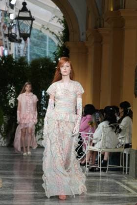 CHANEL Cruise Lago di Como 2025 2026 Runway A model walks the runway at the Chanel Cruise 2025 fashion show at Villa D Este on April 29, 2025 in Como, Italy Photo by Lucia Sabatelli Bestimage Como Italie  Copyright: xLuciaxSabatellix xBestimagexLuciaxSabatellix xBestimagex