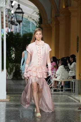 CHANEL Cruise Lago di Como 2025 2026 Runway A model walks the runway at the Chanel Cruise 2025 fashion show at Villa D Este on April 29, 2025 in Como, Italy Photo by Lucia Sabatelli Bestimage Como Italie  Copyright: xLuciaxSabatellix xBestimagexLuciaxSabatellix xBestimagex