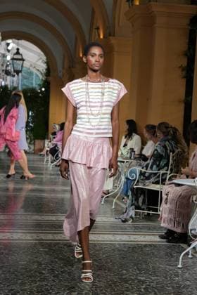 CHANEL Cruise Lago di Como 2025 2026 Runway A model walks the runway at the Chanel Cruise 2025 fashion show at Villa D Este on April 29, 2025 in Como, Italy Photo by Lucia Sabatelli Bestimage Como Italie  Copyright: xLuciaxSabatellix xBestimagexLuciaxSabatellix xBestimagex