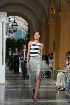 CHANEL Cruise Lago di Como 2025 2026 Runway A model walks the runway at the Chanel Cruise 2025 fashion show at Villa D Este on April 29, 2025 in Como, Italy Photo by Lucia Sabatelli Bestimage Como Italie  Copyright: xLuciaxSabatellix xBestimagexLuciaxSabatellix xBestimagex
