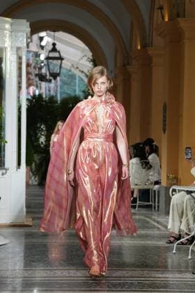 CHANEL Cruise Lago di Como 2025 2026 Runway A model walks the runway at the Chanel Cruise 2025 fashion show at Villa D Este on April 29, 2025 in Como, Italy Photo by Lucia Sabatelli Bestimage Como Italie  Copyright: xLuciaxSabatellix xBestimagexLuciaxSabatellix xBestimagex