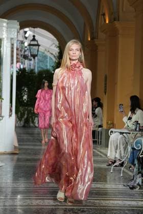 CHANEL Cruise Lago di Como 2025 2026 Runway A model walks the runway at the Chanel Cruise 2025 fashion show at Villa D Este on April 29, 2025 in Como, Italy Photo by Lucia Sabatelli Bestimage Como Italie  Copyright: xLuciaxSabatellix xBestimagexLuciaxSabatellix xBestimagex