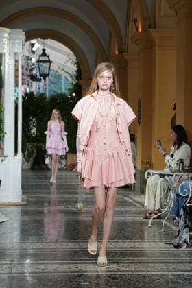 CHANEL Cruise Lago di Como 2025 2026 Runway A model walks the runway at the Chanel Cruise 2025 fashion show at Villa D Este on April 29, 2025 in Como, Italy Photo by Lucia Sabatelli Bestimage Como Italie  Copyright: xLuciaxSabatellix xBestimagexLuciaxSabatellix xBestimagex