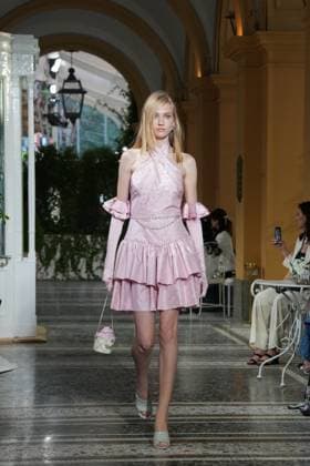 CHANEL Cruise Lago di Como 2025 2026 Runway A model walks the runway at the Chanel Cruise 2025 fashion show at Villa D Este on April 29, 2025 in Como, Italy Photo by Lucia Sabatelli Bestimage Como Italie  Copyright: xLuciaxSabatellix xBestimagexLuciaxSabatellix xBestimagex
