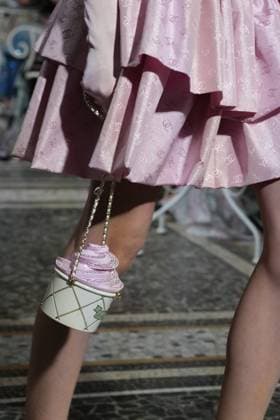 CHANEL Cruise Lago di Como 2025 2026 Runway A model walks the runway at the Chanel Cruise 2025 fashion show at Villa D Este on April 29, 2025 in Como, Italy Photo by Lucia Sabatelli Bestimage Como Italie  Copyright: xLuciaxSabatellix xBestimagexLuciaxSabatellix xBestimagex