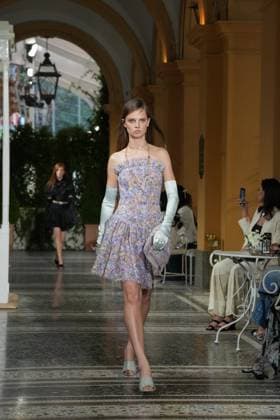CHANEL Cruise Lago di Como 2025 2026 Runway A model walks the runway at the Chanel Cruise 2025 fashion show at Villa D Este on April 29, 2025 in Como, Italy Photo by Lucia Sabatelli Bestimage Como Italie  Copyright: xLuciaxSabatellix xBestimagexLuciaxSabatellix xBestimagex