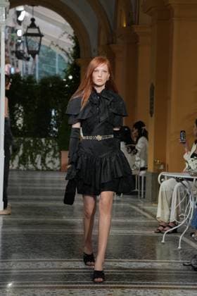 CHANEL Cruise Lago di Como 2025 2026 Runway A model walks the runway at the Chanel Cruise 2025 fashion show at Villa D Este on April 29, 2025 in Como, Italy Photo by Lucia Sabatelli Bestimage Como Italie  Copyright: xLuciaxSabatellix xBestimagexLuciaxSabatellix xBestimagex