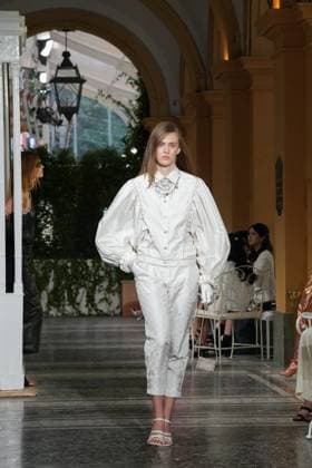 CHANEL Cruise Lago di Como 2025 2026 Runway A model walks the runway at the Chanel Cruise 2025 fashion show at Villa D Este on April 29, 2025 in Como, Italy Photo by Lucia Sabatelli Bestimage Como Italie  Copyright: xLuciaxSabatellix xBestimagexLuciaxSabatellix xBestimagex