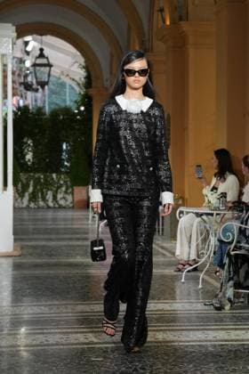 CHANEL Cruise Lago di Como 2025 2026 Runway A model walks the runway at the Chanel Cruise 2025 fashion show at Villa D Este on April 29, 2025 in Como, Italy Photo by Lucia Sabatelli Bestimage Como Italie  Copyright: xLuciaxSabatellix xBestimagexLuciaxSabatellix xBestimagex