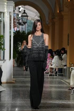 CHANEL Cruise Lago di Como 2025 2026 Runway A model walks the runway at the Chanel Cruise 2025 fashion show at Villa D Este on April 29, 2025 in Como, Italy Photo by Lucia Sabatelli Bestimage Como Italie  Copyright: xLuciaxSabatellix xBestimagexLuciaxSabatellix xBestimagex